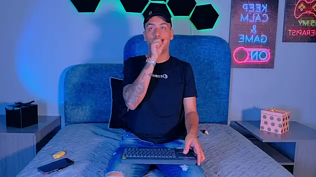 Snapshot of TommyBlue_ chatting on February 12, 2026, 6:51 pm TommyBlue online show from February 12, 2026, 6:51 pm