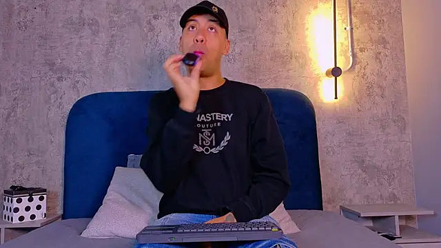 Snapshot of TommyBlue_ chatting on February 16, 2026, 6:17 pm TommyBlue online show from February 16, 2026, 6:17 pm