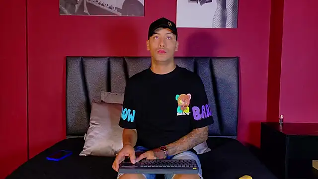 Snapshot of TommyBlue_ chatting on February 19, 2026, 6:49 pm TommyBlue online show from February 19, 2026, 6:49 pm