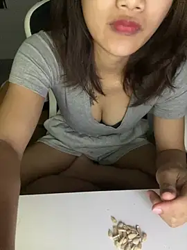 Snapshot of -Nuna- chatting on March 5, 2026, 7:10 pm -Nuna- online show from March 5, 2026, 7:10 pm
