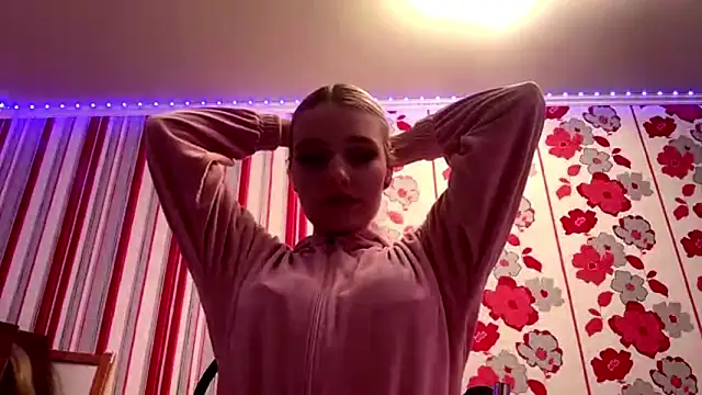 MiaBerlateen online show from February 11, 2026, 3:01 pm