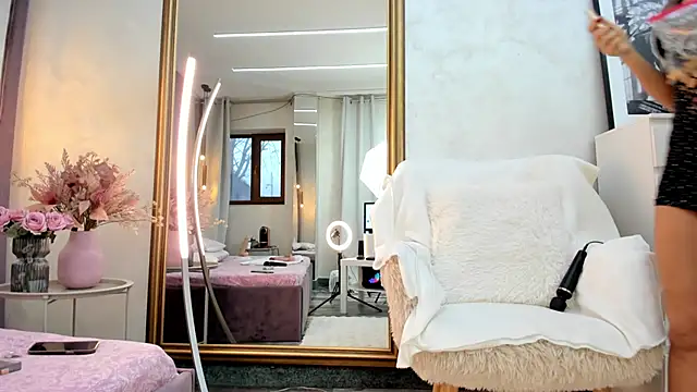 Snapshot of ElinaMoon_ chatting on February 13, 2026, 6:35 am ElinaMoon online show from February 13, 2026, 6:35 am