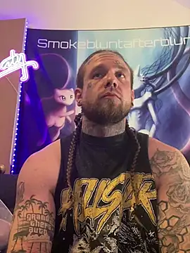 Snapshot of Smokebluntafterblunt chatting on April 19, 2026, 2:01 am Smokebluntafterblunt online show from April 19, 2026, 2:01 am