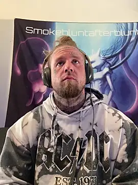 Snapshot of Smokebluntafterblunt chatting on May 7, 2026, 10:35 pm Smokebluntafterblunt online show from May 7, 2026, 10:35 pm