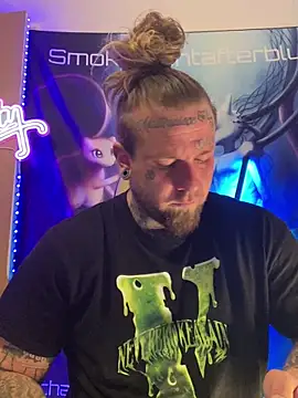 Snapshot of Smokebluntafterblunt chatting on February 18, 2026, 12:23 pm Smokebluntafterblunt online show from February 18, 2026, 12:23 pm