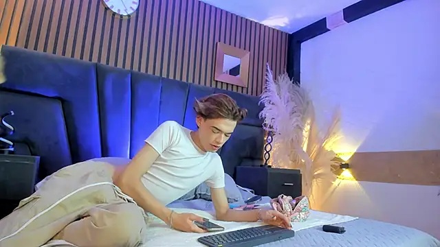 Snapshot of AngelDoll_1 chatting on February 9, 2026, 1:47 am AngelDoll 1 online show from February 9, 2026, 1:47 am