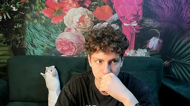 Snapshot of StefanBev chatting on April 12, 2026, 7:39 pm StefanBev online show from April 12, 2026, 7:39 pm