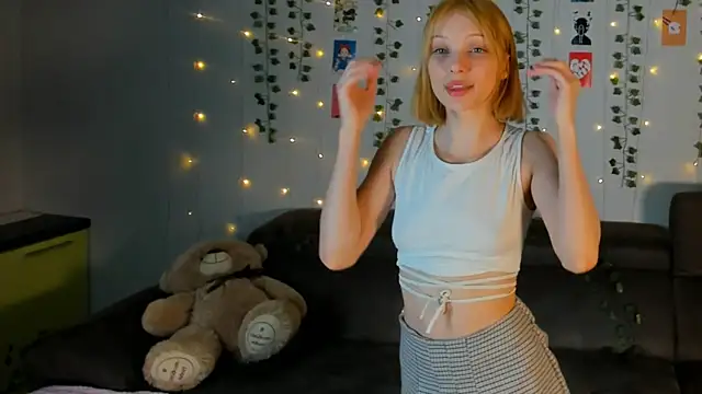 Snapshot of Kiracute18 chatting on March 24, 2026, 7:03 pm Kiracute18 online show from March 24, 2026, 7:03 pm