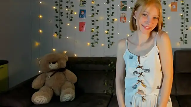 Snapshot of Kiracute18 chatting on March 21, 2026, 7:07 pm Kiracute18 online show from March 21, 2026, 7:07 pm