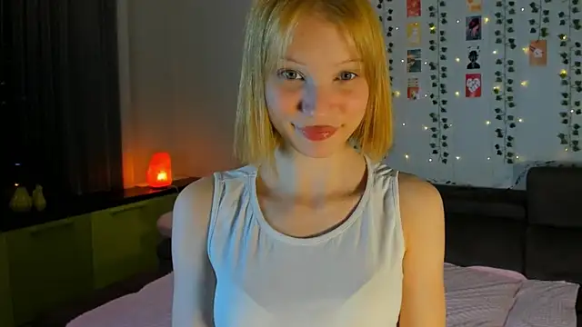 Snapshot of Kiracute18 chatting on April 5, 2026, 7:53 pm Kiracute18 online show from April 5, 2026, 7:53 pm