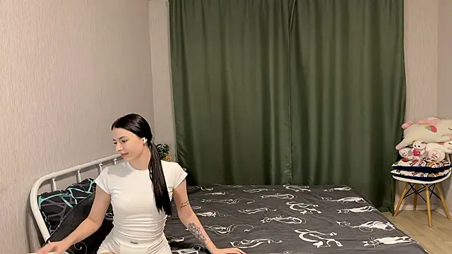 LolaSparkl online show from February 9, 2026, 2:26 pm