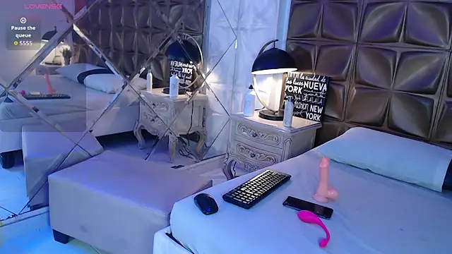 LunaJohns online show from March 20, 2026, 12:39 pm