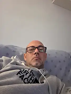 pareja47 online show from March 11, 2026, 11:54 pm