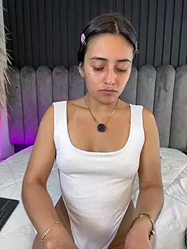 Nanda vixen  online show from April 7, 2026, 11:28 pm