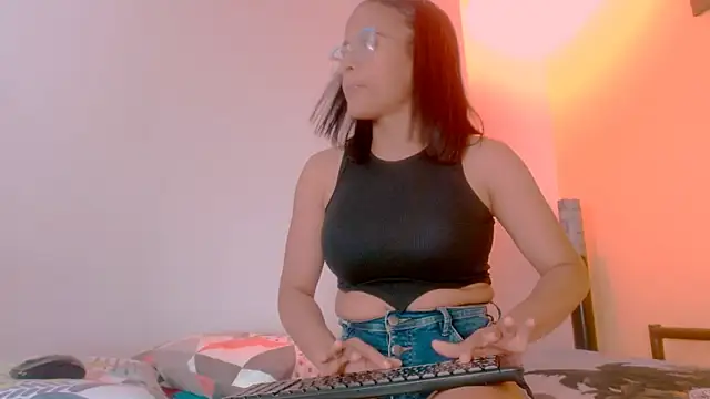 Snapshot of sexiempoderada18 chatting on February 11, 2026, 1:33 pm sexiempoderada18 online show from February 11, 2026, 1:33 pm