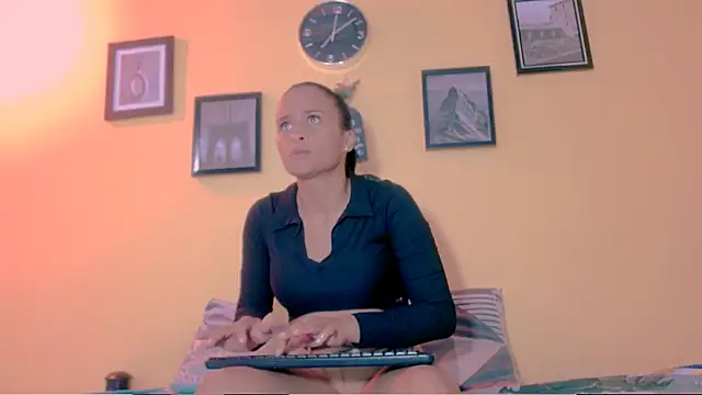 Snapshot of sexiempoderada18 chatting on April 6, 2026, 1:45 pm sexiempoderada18 online show from April 6, 2026, 1:45 pm