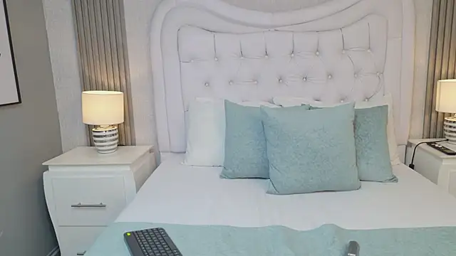 LaurenHazell online show from February 14, 2026, 3:40 am