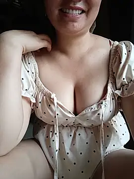 lisn-cute online show from June 19, 2026, 3:23 am