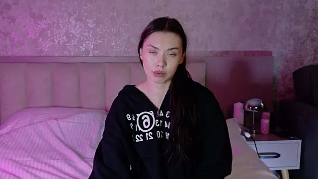 gwenonl1ne online show from May 17, 2026, 1:11 pm