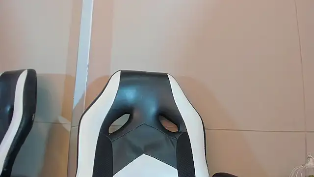 luna bradley  online show from March 19, 2026, 12:16 pm