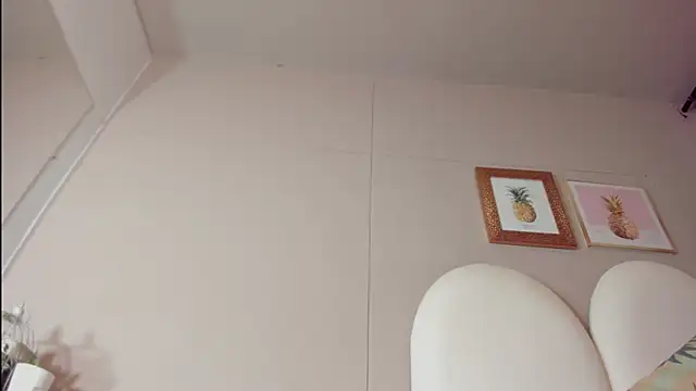 luna bradley  online show from April 8, 2026, 12:39 pm