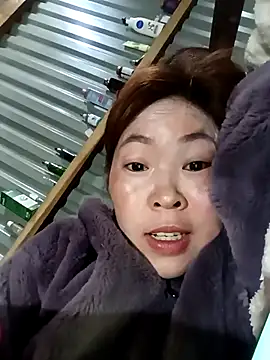 Snapshot of Yiyoongg chatting on April 3, 2026, 12:28 am Yiyoongg online show from April 3, 2026, 12:28 am