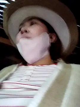 Snapshot of Yiyoongg chatting on April 11, 2026, 1:24 am Yiyoongg online show from April 11, 2026, 1:24 am