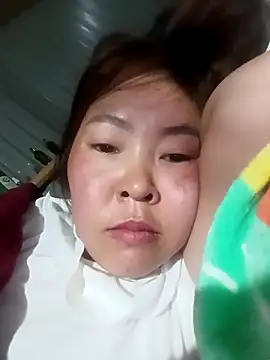 Snapshot of Yiyoongg chatting on February 17, 2026, 11:46 pm Yiyoongg online show from February 17, 2026, 11:46 pm