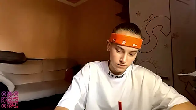 DannieColla online show from March 19, 2026, 7:08 am