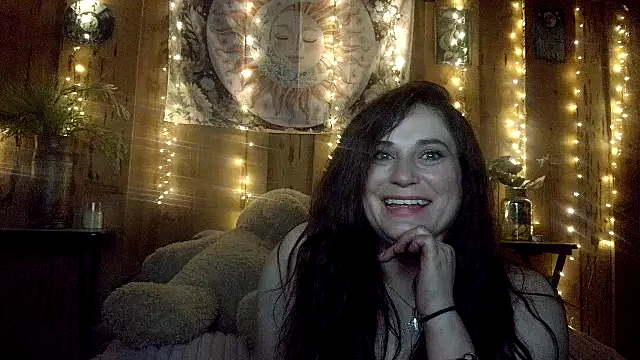 Snapshot of VelvetBrunetteXo chatting on April 10, 2026, 2:07 am VelvetBrunetteXo online show from April 10, 2026, 2:07 am