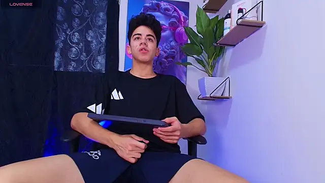 Snapshot of Gael_moon_ chatting on February 14, 2026, 7:25 pm Gael moon online show from February 14, 2026, 7:25 pm