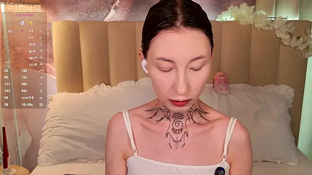 Snapshot of roxy_morrison_x chatting on April 19, 2026, 1:23 pm roxy morrison x online show from April 19, 2026, 1:23 pm