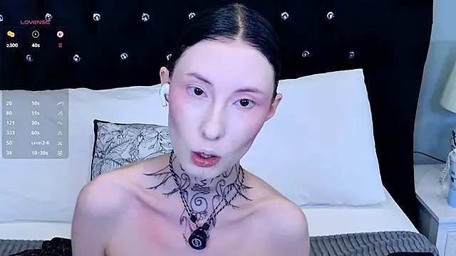 Snapshot of roxy_morrison_x chatting on April 18, 2026, 1:02 pm roxy morrison x online show from April 18, 2026, 1:02 pm