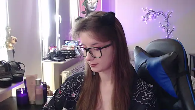 LunaXcherry online show from May 10, 2026, 11:03 am