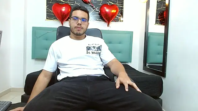 Snapshot of Trevor_Ash chatting on February 21, 2026, 3:30 am Trevor Ash online show from February 21, 2026, 3:30 am