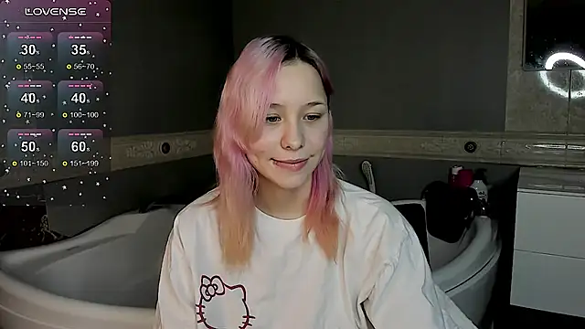 Snapshot of EmilyTrase chatting on April 9, 2026, 6:19 am EmilyTrase online show from April 9, 2026, 6:19 am