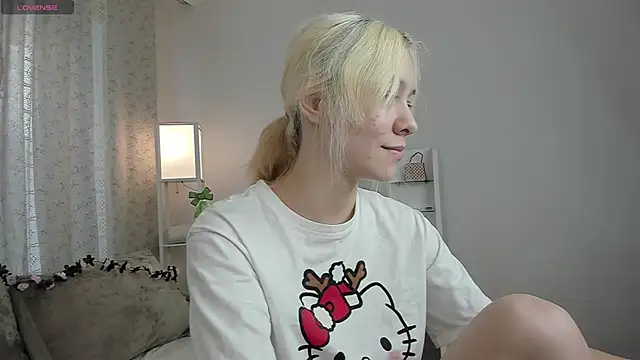 Snapshot of EmilyTrase chatting on March 16, 2026, 1:24 am EmilyTrase online show from March 16, 2026, 1:24 am