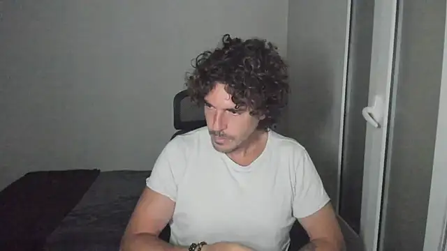 Snapshot of joaquin420_hot chatting on April 21, 2026, 4:08 am joaquin420 hot online show from April 21, 2026, 4:08 am