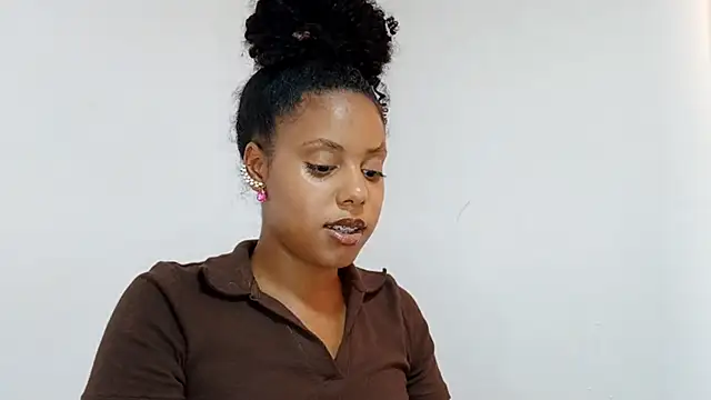 Snapshot of EsterSantopietro chatting on February 19, 2026, 9:45 pm EsterSantopietro online show from February 19, 2026, 9:45 pm