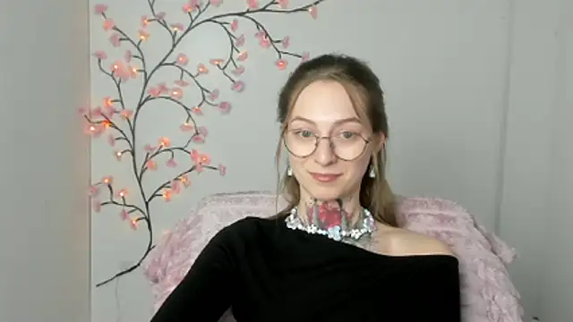 Esmi Winter online show from March 26, 2026, 6:50 pm