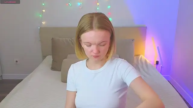 Snapshot of StellaBunny chatting on March 21, 2026, 4:14 am StellaBunny online show from March 21, 2026, 4:14 am