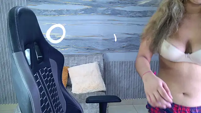 Snapshot of Sophie19__ chatting on May 3, 2026, 11:26 am Sophie19 online show from May 3, 2026, 11:26 am