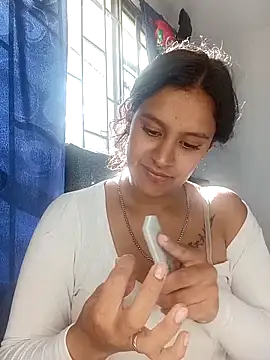 Snapshot of luna_E chatting on February 25, 2026, 8:08 pm luna E online show from February 25, 2026, 8:08 pm