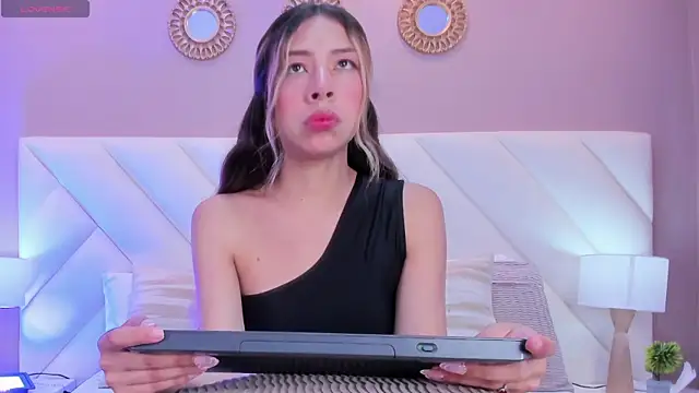 Snapshot of ValeryGomezz chatting on April 27, 2026, 1:53 pm ValeryGomezz online show from April 27, 2026, 1:53 pm