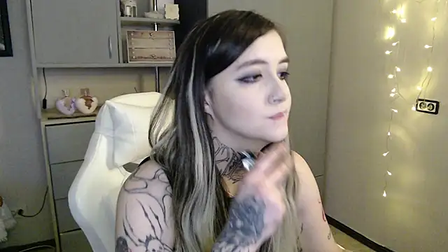 Snapshot of Rin_Tozier chatting on April 7, 2026, 1:07 am Rin Tozier online show from April 7, 2026, 1:07 am