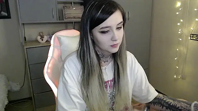 Snapshot of Rin_Tozier chatting on March 24, 2026, 1:16 am Rin Tozier online show from March 24, 2026, 1:16 am