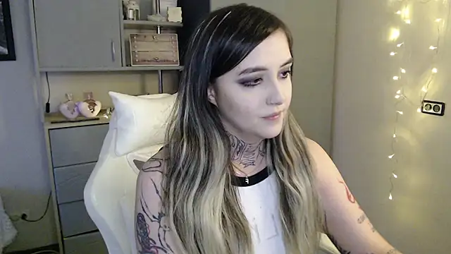 Snapshot of Rin_Tozier chatting on April 6, 2026, 1:45 am Rin Tozier online show from April 6, 2026, 1:45 am