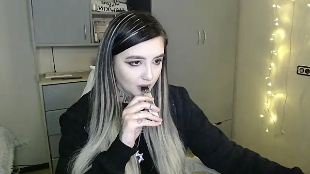 Snapshot of Rin_Tozier chatting on March 5, 2026, 12:40 am Rin Tozier online show from March 5, 2026, 12:40 am