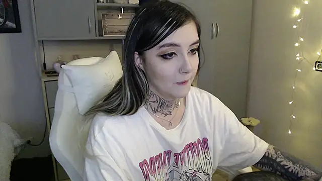 Snapshot of Rin_Tozier chatting on April 12, 2026, 1:31 am Rin Tozier online show from April 12, 2026, 1:31 am