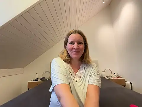 Snapshot of Busenwunder1280 chatting on February 14, 2026, 7:30 am Busenwunder1280 online show from February 14, 2026, 7:30 am